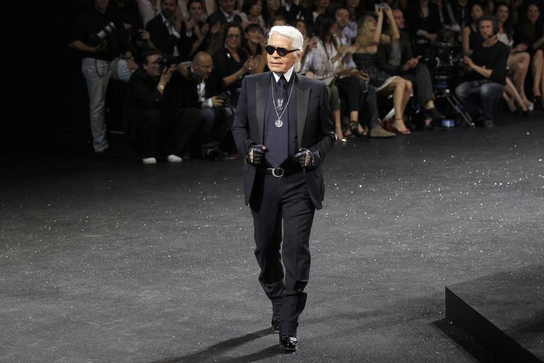  Karl Lagerfeld aparece em seu próprio desfile de alta-costura em Paris, França
