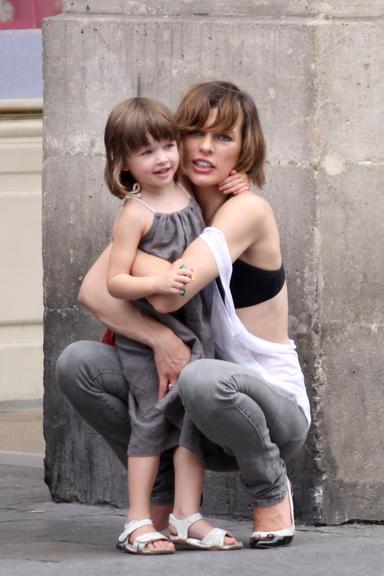 Milla Jovovich brinca com a filha Ever Gabo antes do coquetel de Claudia Schiffer