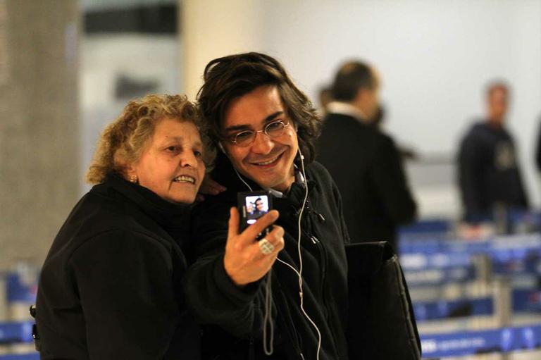 André Gonçalves posa para foto com fã no aeroporto de Congonhas, em São Paulo