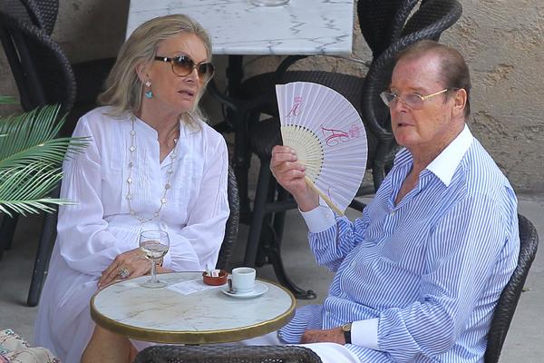 Roger Moore e Kristina Tholstrup: férias na Riviera Francesa