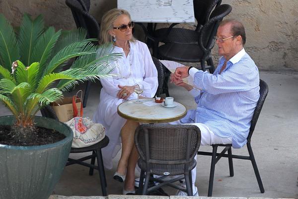 Roger Moore e Kristina Tholstrup: férias na Riviera Francesa