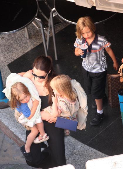 Angelina Jolie com os gêmeos Knox e Vivienne e a filha Shiloh