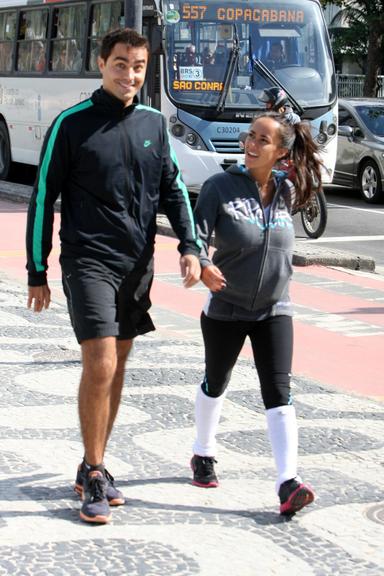 Ricardo Pereira e Francisca caminham pelo Leblon, no Rio de Janeiro