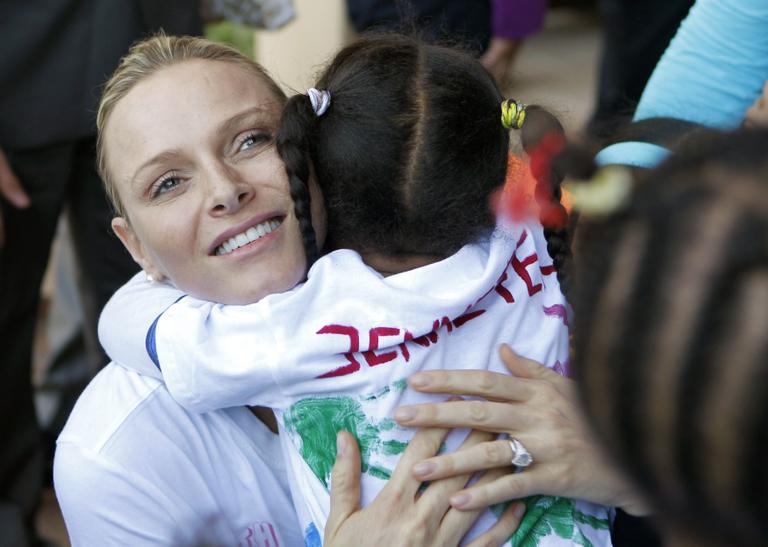 Princesa Charlene abraça uma criança