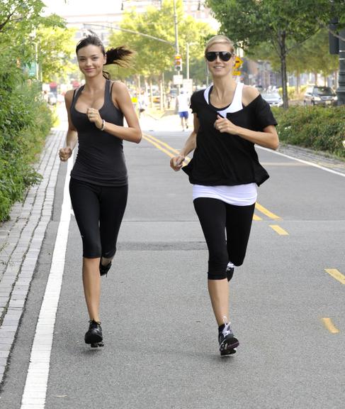 Heidi Klum e Miranda Kerr correm juntas em Nova York