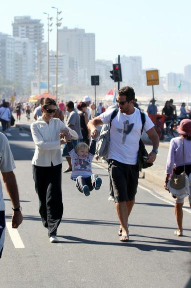 Carlos Bonow, a esposa, Keila Kerber, e o filho, Conrado, passeam pelo do Leblon, no Rio de Janeiro
