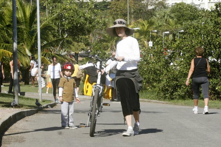 Fernanda Torres leva filho caçula, Antônio, para andar de pedalinho na Lagoa Rodrigo de Freitas, no Rio de Janeiro