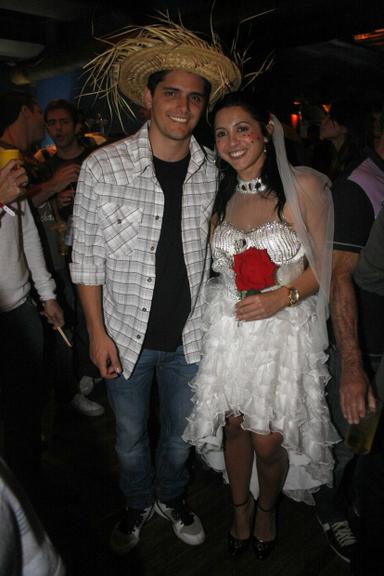 Bruno Gissoni e Karine Camargo: os noivos caipiras da festa