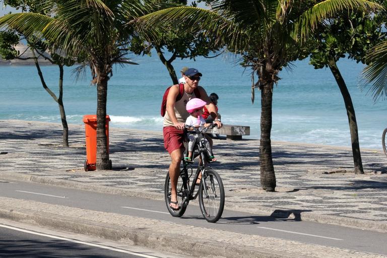 Nalbert passeia de bicicleta com a filha, Rafaella, pela orla de Ipanema