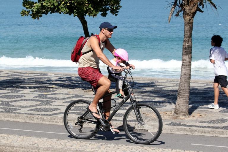 Nalbert passeia de bicicleta com a filha, Rafaella, pela orla de Ipanema