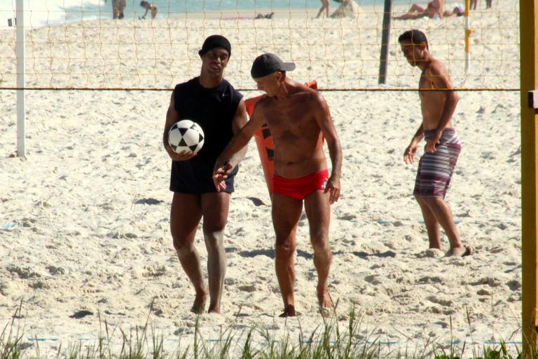 Ronaldinho Gaúcho aproveita descanso para jogar futvôlei na Barra da Tijuca