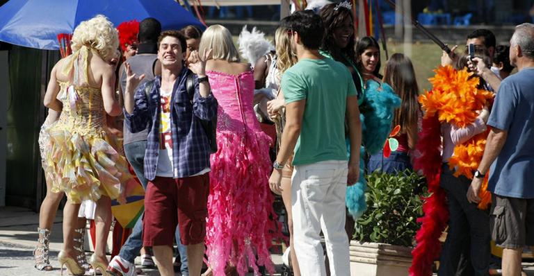 Deborah Secco, Ricardo Tozzi e outros atores gravam cenas de Insensato Coração na Parada Gay do Leme, no Rio