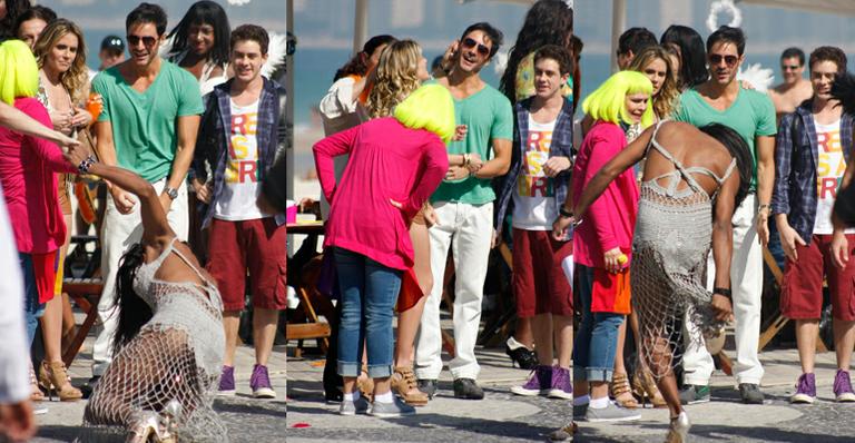 Deborah Secco, Ricardo Tozzi e outros atores gravam cenas de Insensato Coração na Parada Gay do Leme, no Rio