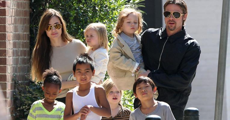 Angelina Jolie e Brad Pitt com os filhos