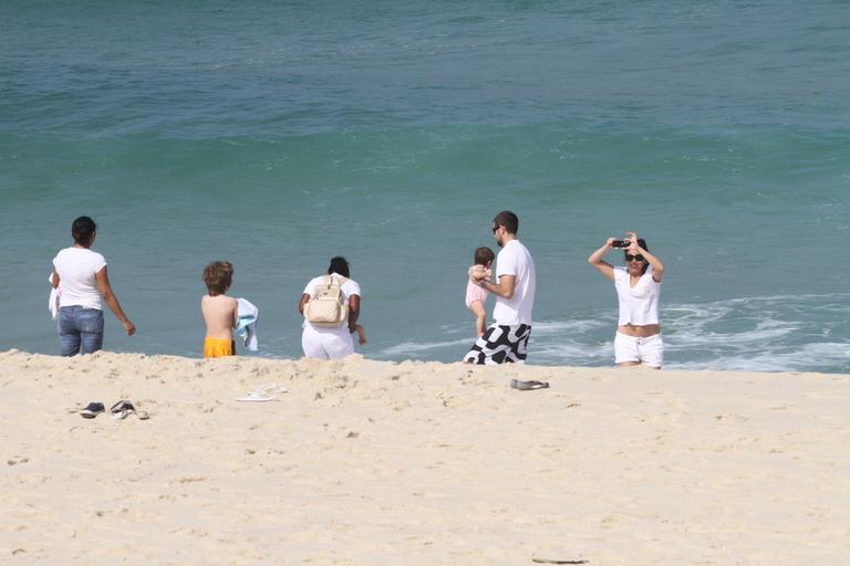 Giovanna Antonelli vai à praia da Barra da Tijuca, no Rio de Janeiro, com a família