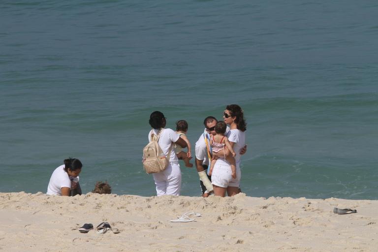 Giovanna Antonelli vai à praia da Barra da Tijuca, no Rio de Janeiro, com a família
