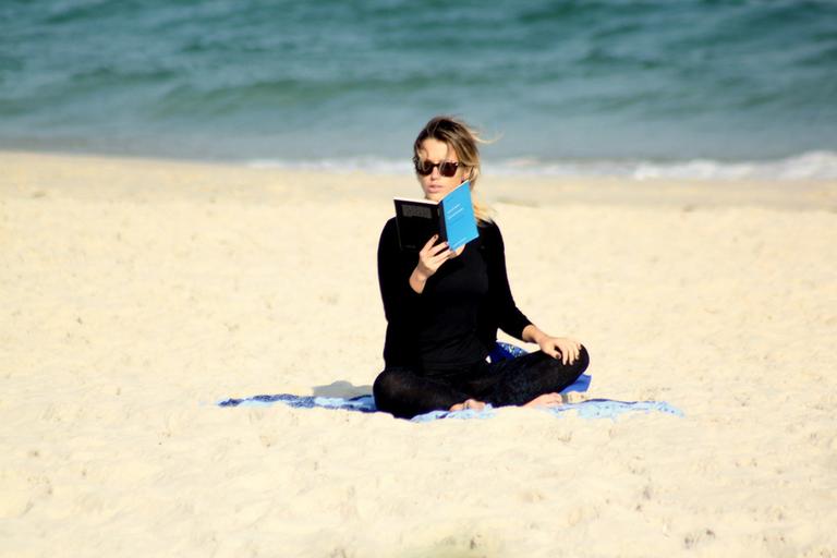 Juliana Didone faz leitura na praia