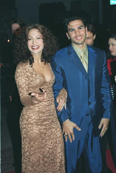 Jennifer Lopez e Ojani Noa, seu primeiro marido, em abril de 1997. Recentemente, Ojani ameaçou divulgar um vídeo sensual de Jennifer. Eles se casaram em fevereiro de 1997, mas o casamento só durou 11 meses