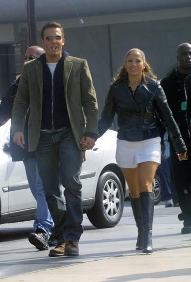 Jennifer Lopez e Ben Affleck em outubro de 2002. O casal só oficializou o namoro em novembro do mesmo ano e chegaram a ficar noivos, mas romperam o romance em janeiro de 2004. Segundo o ator, o namoro com J-Lo foi prejudicial à sua carreira