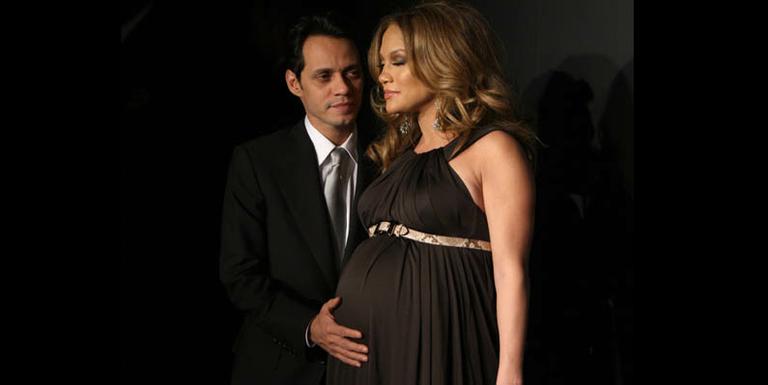 Jennifer Lopez grávida, em evento da Unicef, em fevereiro de 2008, prestes a dar luz aos gêmeos Max e Emme.