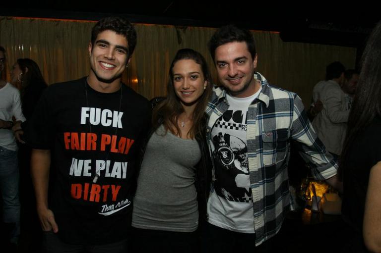 Caio Castro, Maria Pina e o DJ Alberto Dias na noite carioca