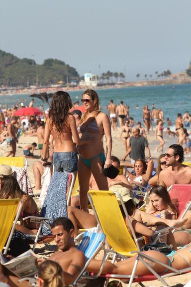 Letícia Birkheuer pega praia com os amigos no Rio