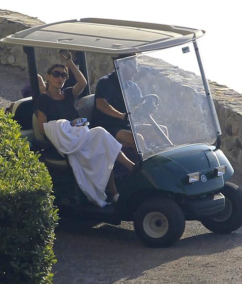Sarkozy e Carla Bruni vão à praia