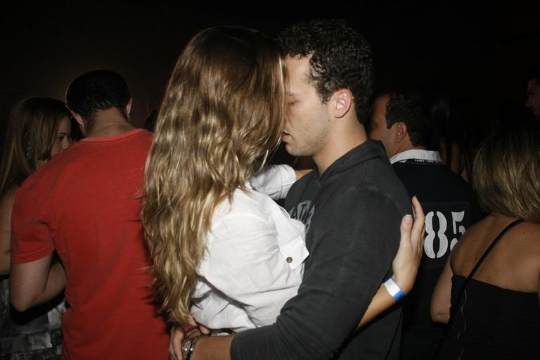 O beijo de Rodrigo Andrade em sua namorada
