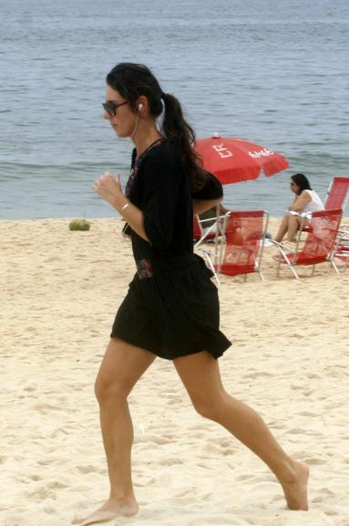 Glenda Kozlowski corre pela praia do Leblon, no Rio