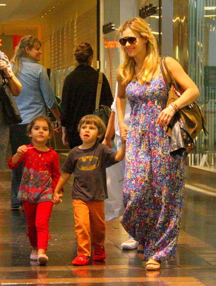 Carolina Dieckmann em passeio com o filho José e uma amiguinha