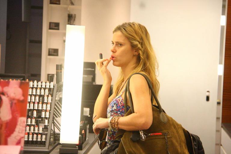 Carolina Dieckmann em shopping no Rio