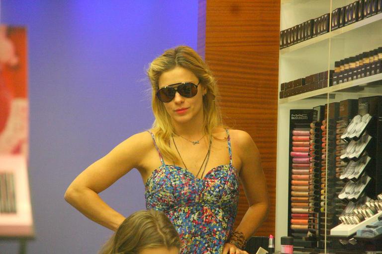Carolina Dieckmann em shopping no Rio