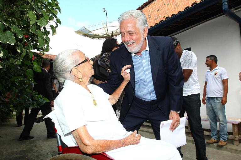 Dona Canô com o governador da Bahia, Jaques Wagner 