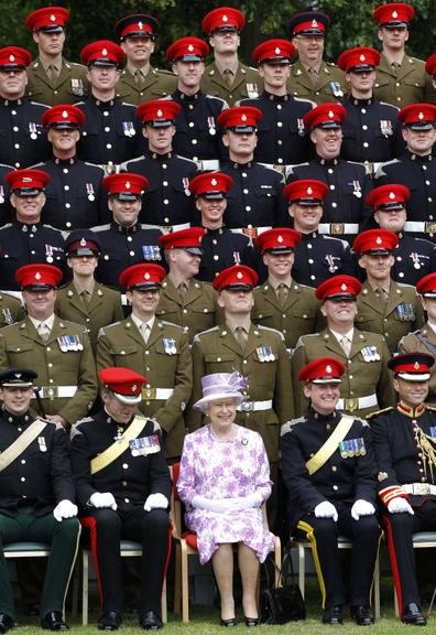 Rainha Elizabeth com os membros do Exército Territorial na Inglaterra