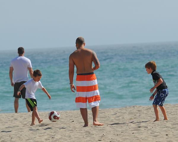 Filhos de David Beckham jogam bola em Los Angeles