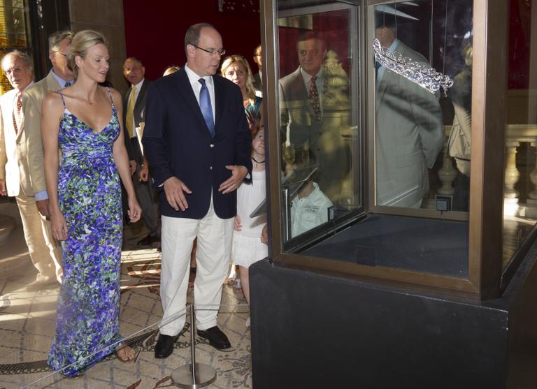 Principe Albert II e Charlene Wittstock visitam exposição em Mônaco