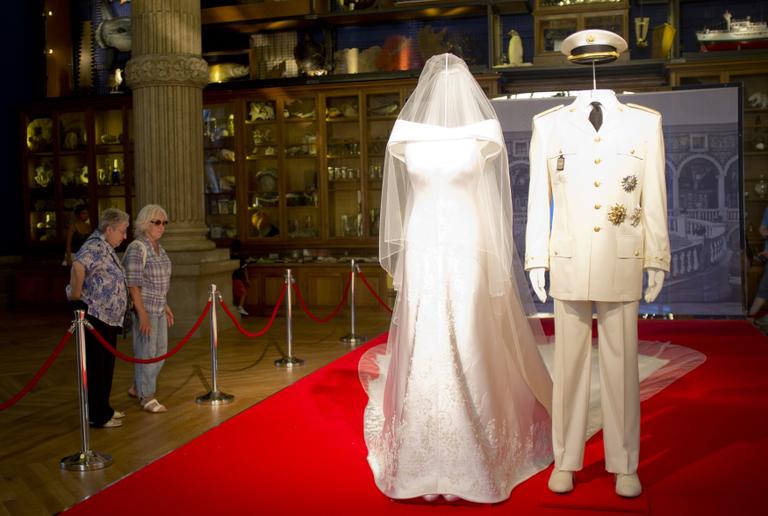 Principe Albert II e Charlene Wittstock visitam exposição em Mônaco