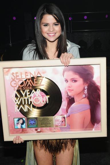 Selena Gomez recebe disco de ouro