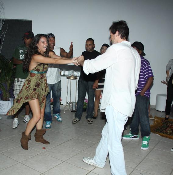 Os amigos Marcos Winter e Ana Terra dançaram de tudo na festa de Anninha Cerqueira
