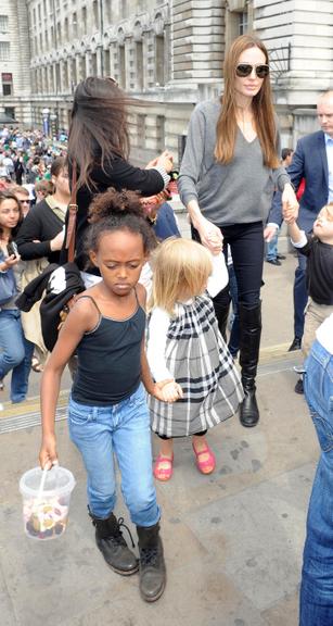 Angelina Jolie com os filhos em Londres