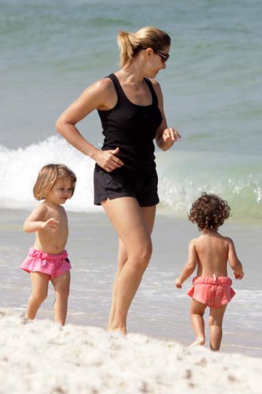 Bianca Rinaldi com as filhas gêmeas