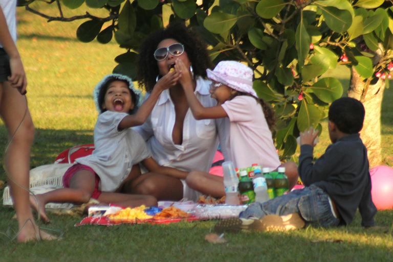 Adriana Bombom em tarde de piquenique com as filhas e amigos