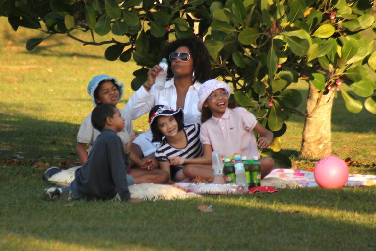 Adriana Bombom em tarde de piquenique com as filhas e amigos
