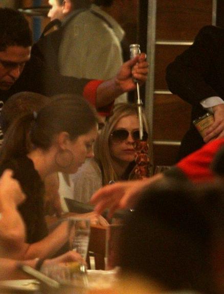 Avril Lavigne janta em churrascaria no Rio