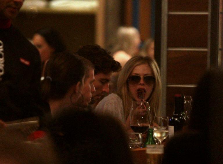 ´Avril Lavigne janta em churrascaria no Rio
