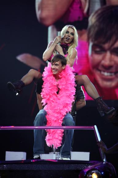 Britney Spears durante performance da turnê Femme Fatale