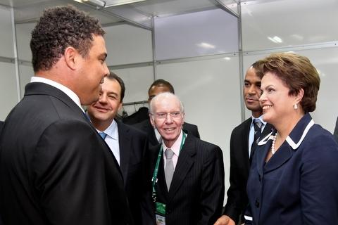 Ronaldo cumprimenta Dilma Rousseff após sorteio das Eliminatórias da Copa do Mundo de 2014