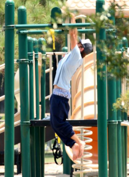 Zac Efron em tarde de exercícios