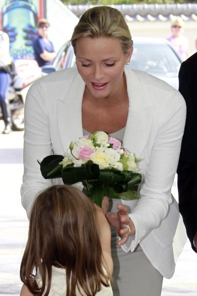 Princesa Charlene recebe flores