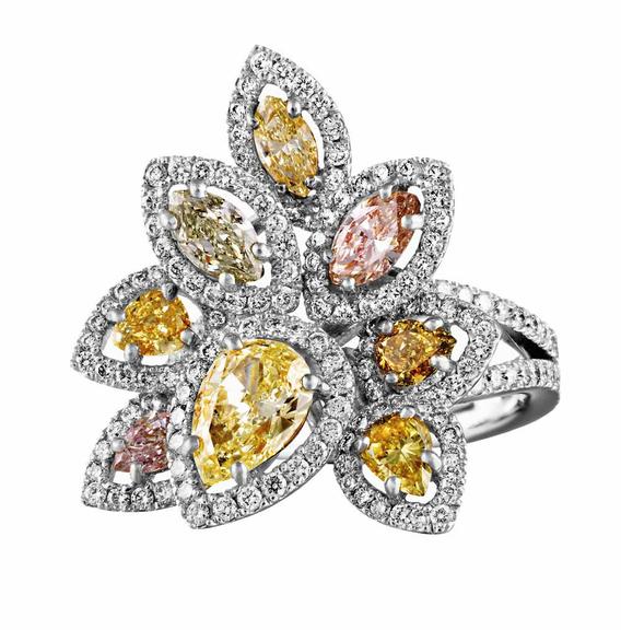 Pedras Coloridas: Anel de ouro amarelo e platina com diamantes amarelo, rosa e laranja em formato de pera DE BEERS [debeers.com]